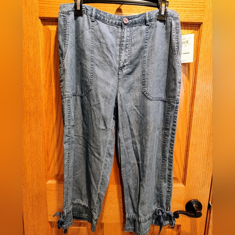 NWT--Emma James Casual Denim Capri Pants, Cropped